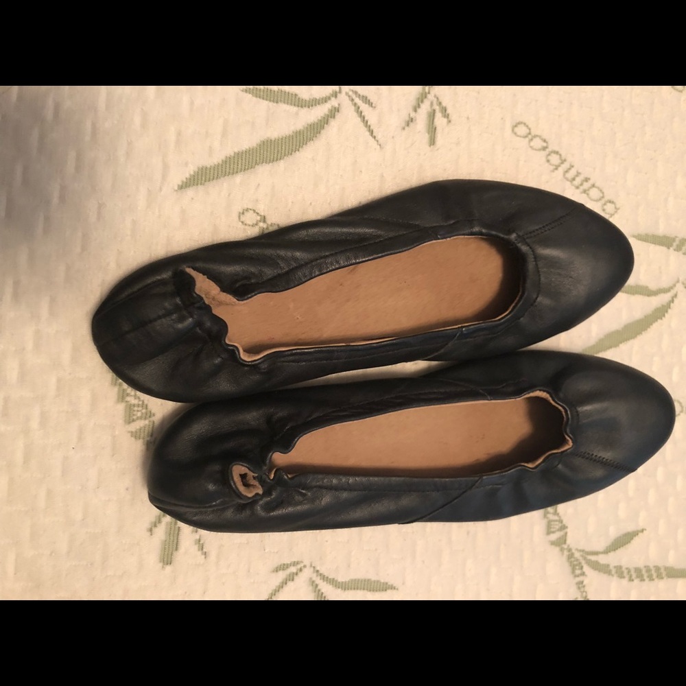 Sorel black leather flats